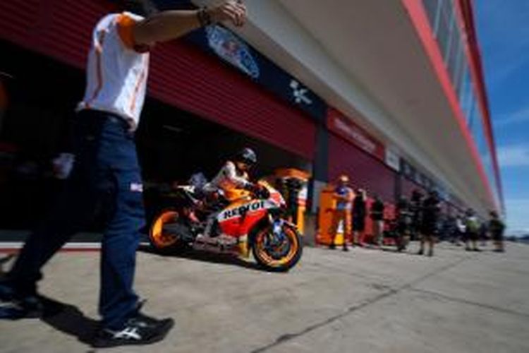 Pebalap Repsol Honda asal Spanyol, Marc Marquez, keluar garasi saat menjalani sesi pemanasan GP Argentina di Sirkuit Termas de Rio Hondo, Minggu (19/4/2015).