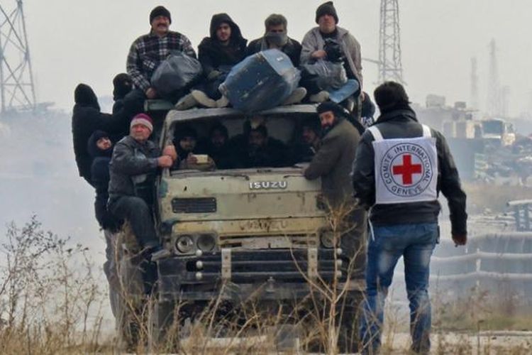 Petugas ICRC mengawasi evakuasi warga sipil dari Aleppo menuju wilayah kekuasaan pemberontak di sisi barat Provinsi Aleppo.