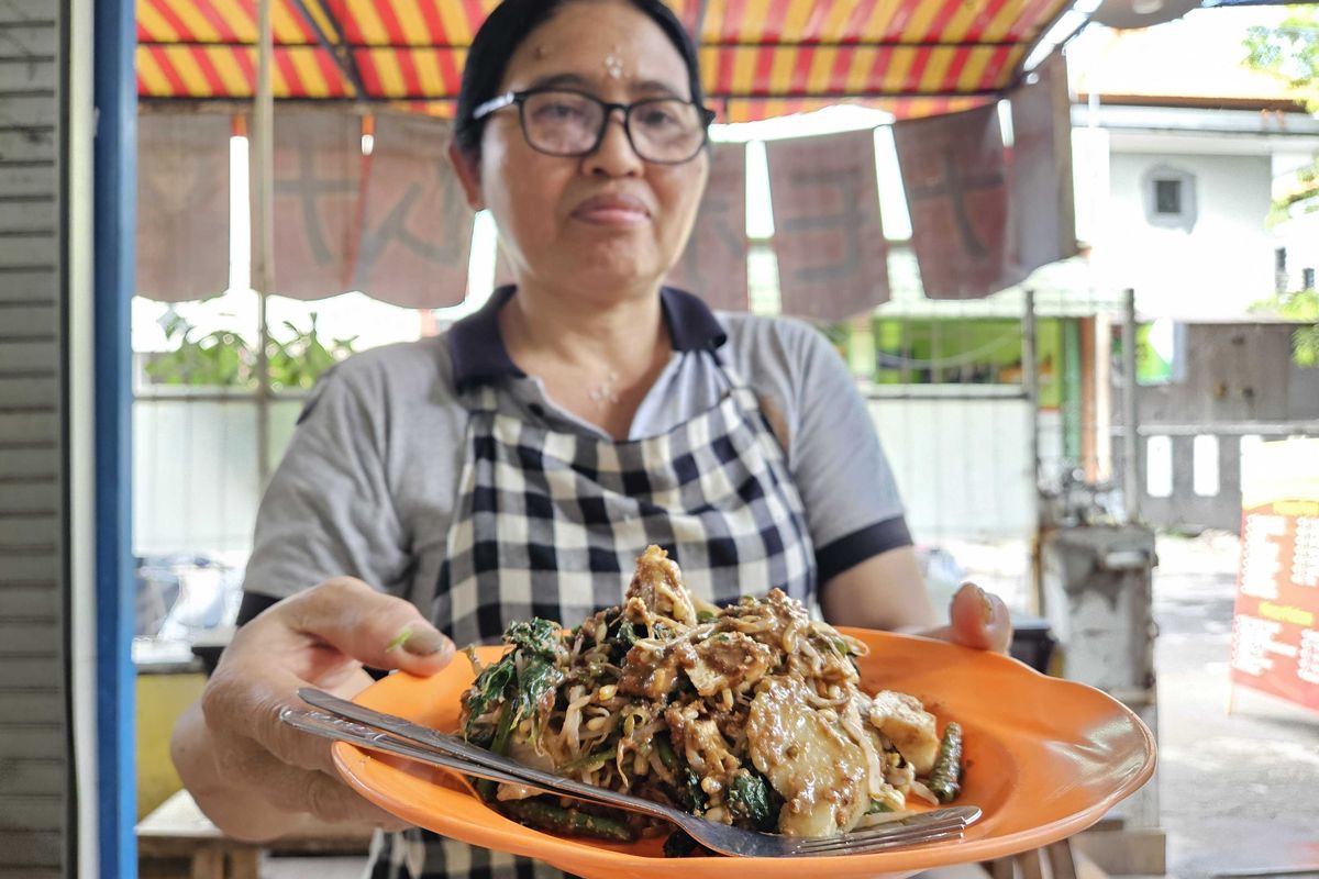 Sepiring tipat cantok disajikan di sebuah warung di Kota Singaraja, Bali, Rabu (20/11/2024).