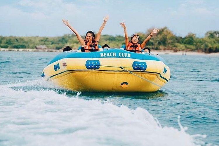 Wisatawan saat mencoba donut boat di Lalassa Beach Club, Tanjung Lesung, Pandeglang, Banten 