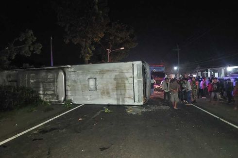 Sopir Diduga Ugal-ugalan, Bus Sugeng Rahayu Terguling di Nganjuk, 1 Tewas dan 9 Luka-luka