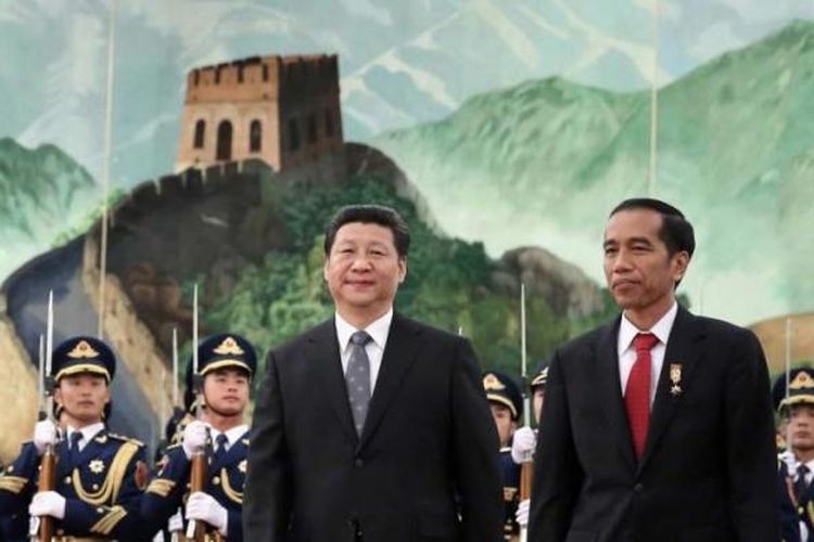 Presiden Joko Widodo (kanan) bersama Presiden China Xi Jinping saat upacara penyambutan kenegaraan di Great Hall of the People di Beijing, Kamis (26/3/2015).