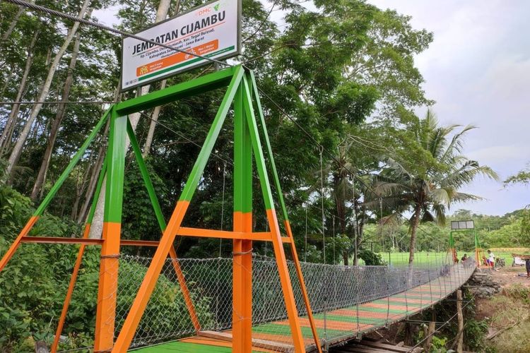 Renovasi jembatan untuk permudah akses warga di Kampung Cijambu, Buniasih, Sukabumi. Pada Senin (15/11/2021), jembatan tersebut sudah dapat warga gunakan.
