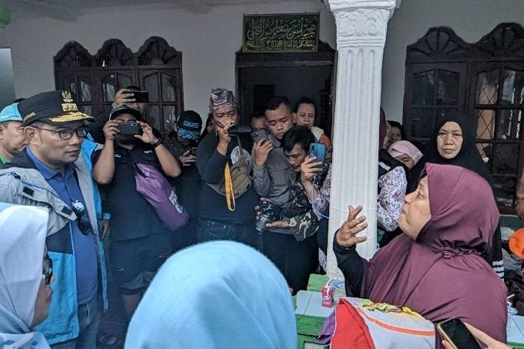 Gubernur Jawa Barat Ridwan Kamil (topi hitam) diceramahi warga Vila Nusa Indah di Posko Penanggulangan Bencana Bojong Kulur Kabupaten Bogor, Kamis (2/1/2020)