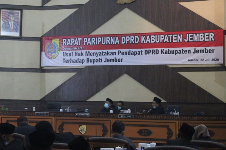 Tujuh Fraksi DPRD Jember sepakat memakzulkan bupati Jember karena dinilai banyak melakukan pelanggaran