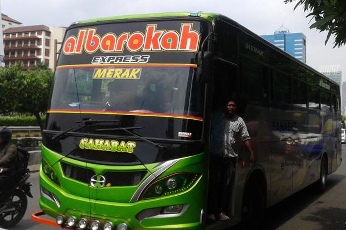 Sebuah bus Telolet melintas di jalan S Parman, Jakarta Barat. Suara klakson yang unik menjadi buruan anak belasan tahun yang rela menunggu hingga berjam-jam