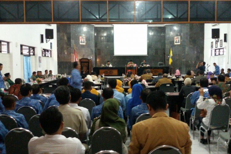 Ketua DPRD Kota Madiun, Istono membacakan surat pengunduran diri Walikota Madiun, Bambang Irianto di rapat paripurna DPRD Kota Madiun, Selasa (11/7/2017)
