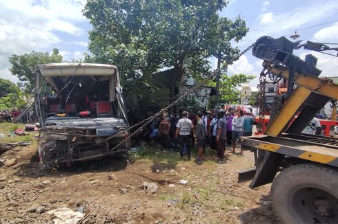 3 Alat Berat Dikerahkan untuk Evakuasi Bus Harapan Jaya yang Tertabrak Kereta Api di Tulungagung