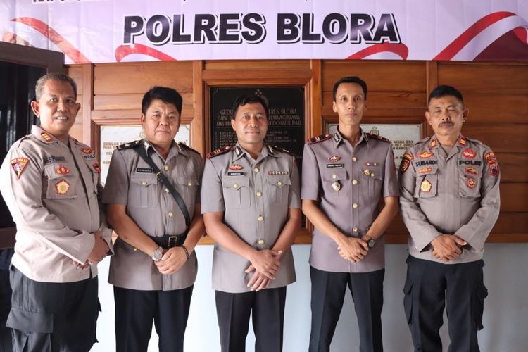 Eks Wartawan Nasional, Iptu Umbaran Wibowo (dua dari kanan) menjabat Kapolsek Kradenan, Polres Blora, Polda Jawa Tengah, usai acara serah terima jabatan di Mapolres Blora, Senin (12/12/2022)