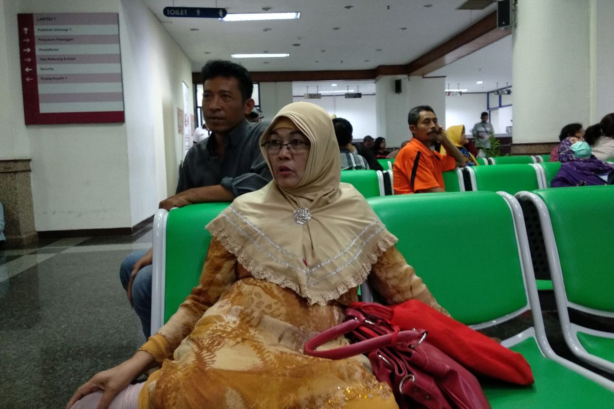 Rohayati (58), pasien kanker yang melakukan pengobatan seorang diri. Saat ditemui di RS Dharmais Rabu (10/10/2018), ia melakukan perjalanan dari Balaraja ke Jakarta.