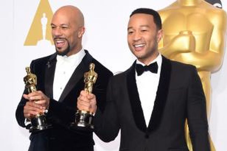 Vokalis John Legend (kanan) dan rapper Common meraih Best Original Song lewat lagu Glory dari film Selma, dalam pergelaran Academy Awards atau Oscar 2015 di Dolby Theatre, Hollywood, California, AS, Minggu (22/2/2015) waktu setempat. 