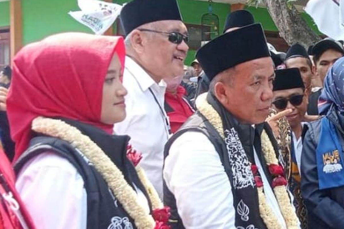 Pasangan Mudah Abdul Mujib Imron - Wardah Nafisah berangkat mendaftar sebagai bakal pas agan calon Bupati - Wakil Bupati ke Kantor KPU Kabupaten Pasuruan di hari terakhir jadwal pendaftaran calon Bupati Wakil Bupati, Kamis (29/8 /2024).