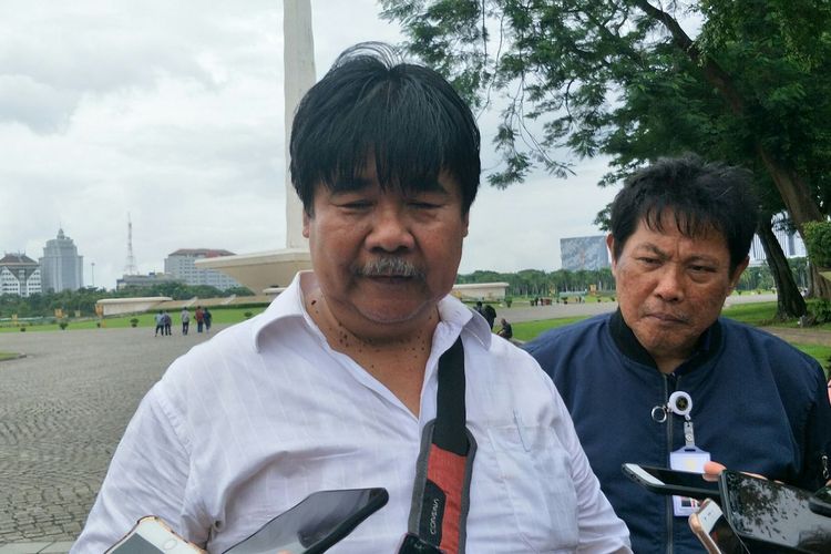 Anggota tim asistensi Komisi Pengarah Pembangunan Kawasan Medan Merdeka Bambang Hero Saharjo di sisi timur Monas, Jakarta Pusat, Rabu (26/2/2020).(KOMPAS.com/NURSITA SARI)

