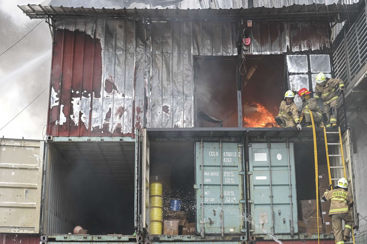 Petugas Dinas Penanggulangan Kebakaran dan Penyelamatan (Gulkarmat) DKI berusaha memadamkan api yang membakar gudang kabel fiber optik di kawasan Plumpang Semper Raya, Jakarta Utara, Senin (23/1/2023). Menurut petugas, sebanyak 12 unit mobil pemadam kebakaran dikerahkan untuk memadamkan api yang membakar gudang penyimpanan kabel fiber optik yang diduga akibat korsleting listrik.