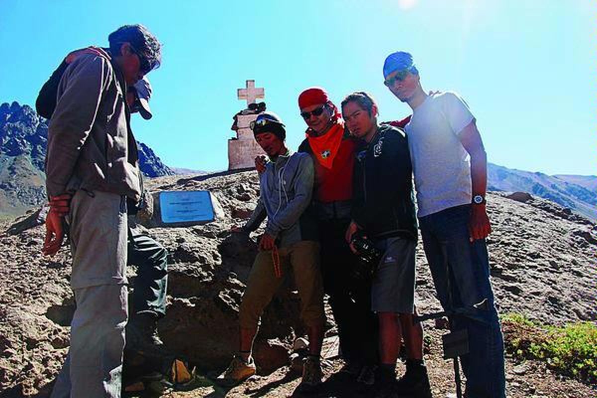 Seusai turun dari puncak Aconcagua, tim ekspedisi tujuh puncak dunia berdoa di depan plakat Norman Edwin dan Didiek Samsu di Cementerio del Andinista, Puente del Inca, Argentina, Rabu (5/1) waktu setempat. Norman dan Didiek adalah pendaki Mapala UI yang meninggal saat ekspedisi ke Aconcagua pada Maret 1992. Mereka juga dikenal sebagai pionir pendakian tujuh puncak dunia di Indonesia.