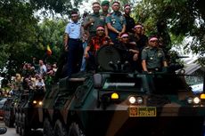 Seusai Apel Nusantara Bersatu, Warga Naik Panser TNI Berkeliling Kota