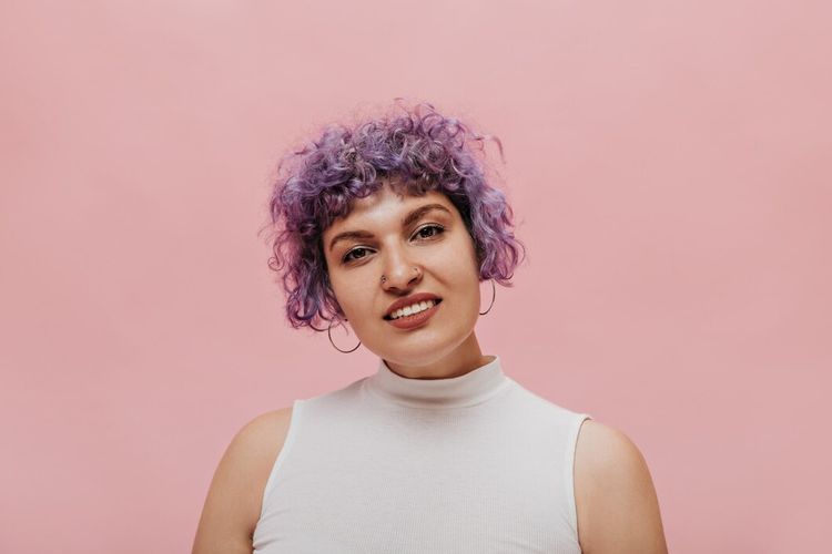 Ilustrasi pixie hair cut untuk rambut keriting