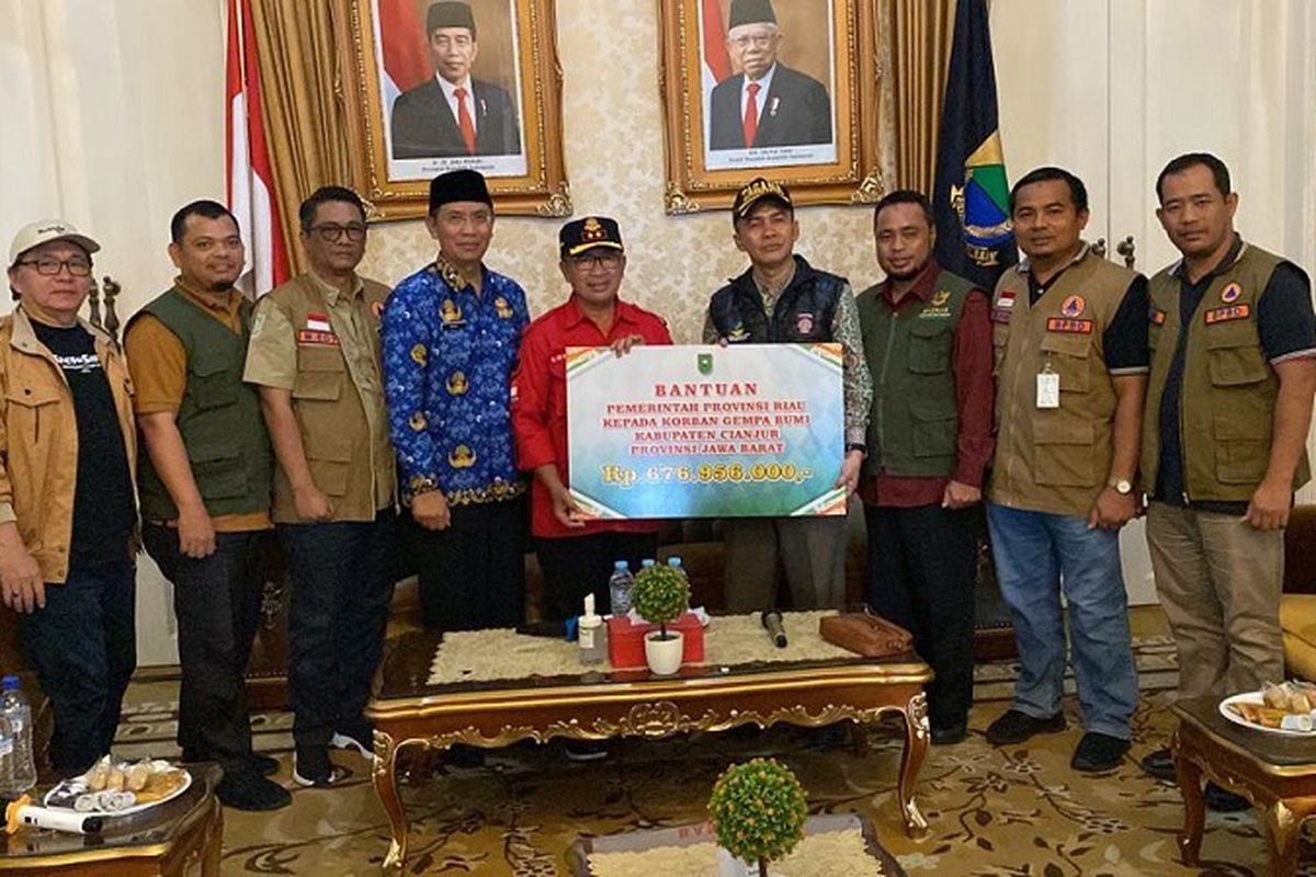 Pemerintahan Provinsi (Pemprov) Riau melalui Kadis Sosial Provinsi Riau dan BPBD Provinsi Riau menyerahkan bantuan berupa uang tunai sebesar Rp 676.956.000 untuk korban bencana gempa bumi di Cianjur. Bantuan tersebut langsung diterima oleh Bupati Cianjur Herman Suherman, Selasa (29/11/2022). 