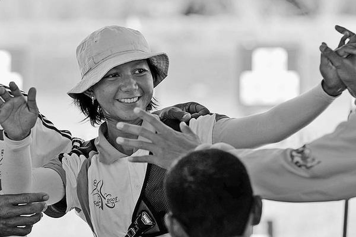 Atlet panahan Kaltim, Rina Mandasari, tersenyum lebar setelah meraih emas pada nomor ronde nasional jarak 30 meter putri PON XVII di Kompleks GOR Perjiwa, Tenggarong, Kutai Kartanegara, Kalimantan Timur, Senin (14/7/2008). Kaltim meraih posisi kedua perolehan medali setelah Jawa Timur.  