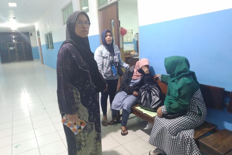 Ibunda Yusuf, Melisari (30) menangis saat di ruang jenasah RSUD Abdul Wahab Syaharie begitu mengetahui jasad ditemukan tanpa kepala itu anaknya yang hilang, Minggu (8/12/2019). 
