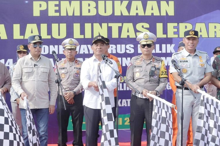Direktur Utama (Dirut) PT Jasa Raharja (Persero) Rivan A Purwantono bersama sejumlah pihak melakukan pelepasan titik awal one way arus balik Lebaran 2024 di Gerbang Tol Kalikangkung, Semarang, Jawa Tengah (Jateng), Sabtu (13/04/2024).
