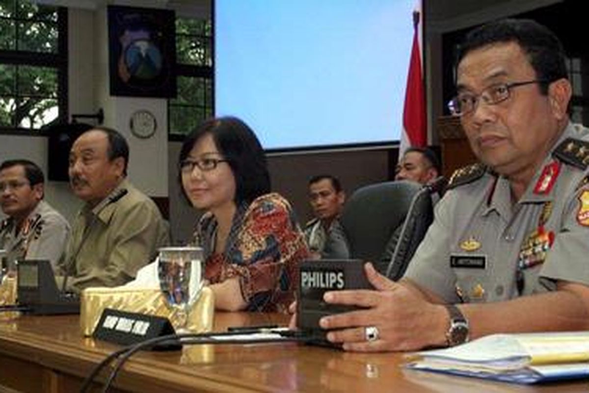 Kadiv Humas Mabes Polri Irjen Edward Aritonang (kanan) saat melakukan jumpa pers di Mabes Polri, Jalan Trunojoyo, Jakarta, Jumat (19/3/2010). Mabes Polri mengadakan jumpa pers terkait pernyatan mantan Kabareskrim Komjen Pol Susno Duadji tentang adanya dugaan kasus makelar kasus (markus) pajak Rp 25 miliar di Mabes Polri.