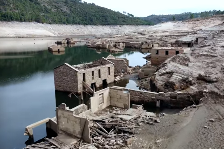 Tamgkap layar desa Aceredo di Galicia terendam di bawah air saat wilayahnya menjadi waduk Alto Lindoso pada 1992. 
