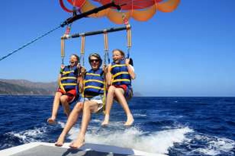 Parasailing adalah salah satu water sport yang bisa memicu adrenalin.
