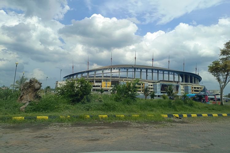 Stadion Palaran, Samarinda, Kalimantan Timur, Selasa (19/3/2024). Semak belukar dan rumput liar menghadang jalan masuk stadion.
