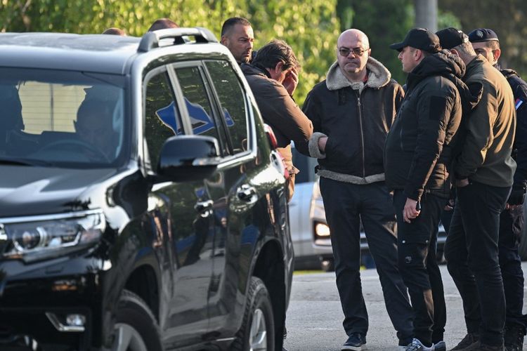 Menteri Dalam Negeri Serbia Bratislav Gasic (kedua dari kiri) mengunjungi desa Dubona dekat kota Mladenovac, sekitar 60 kilometer (37 mil) selatan ibu kota Serbia, Beograd, pada 5 Mei 2023, setelah terjadi penembakan di jalan raya.