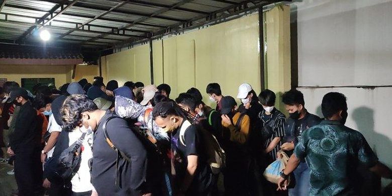 Ratusan PMI Ilegal yang gagal berangkat ke Kamboja saat tiba di Polda Sumut, Jumat (12/8/2022). 
