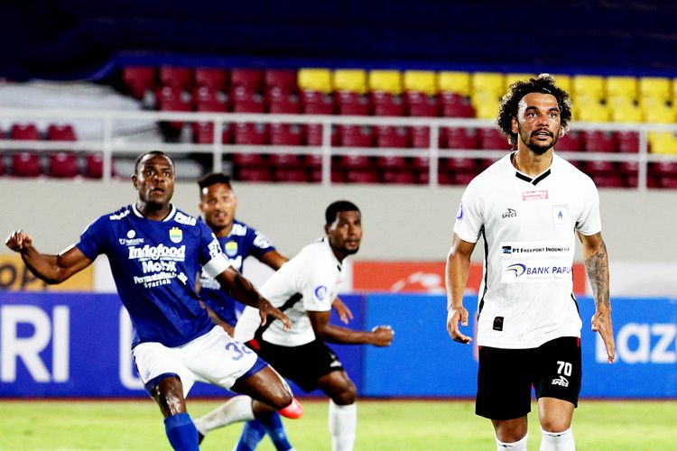 Penampilan perdana pemain asing Persipura Jayapura Hedipo Gustavo saat pertandingan pekan 10 Liga 1 2021-2022 melawan Persib Bandung yang berakhir dengan skor 3-0 di Stadion Manahan Solo, Sabtu (30/10/2021) malam.