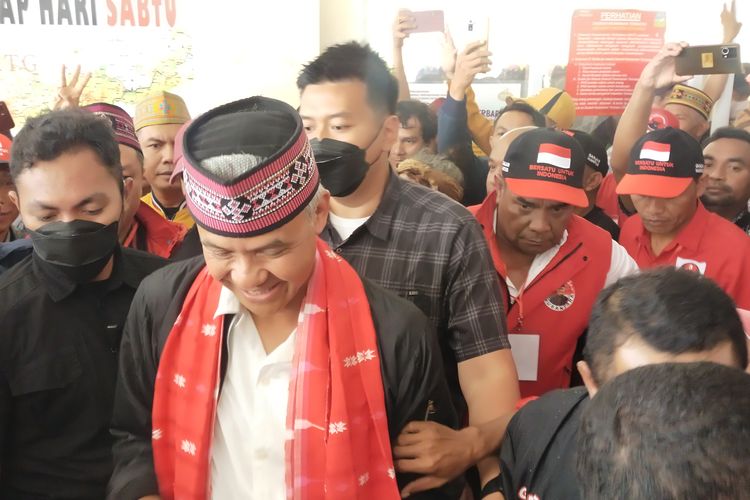 Capres Ganjar Pranomwo tiba di Bandara Udara Fransiskus Sales Lega, Ruteng, Manggarai, NTT, Jumat, (26/1/2024).