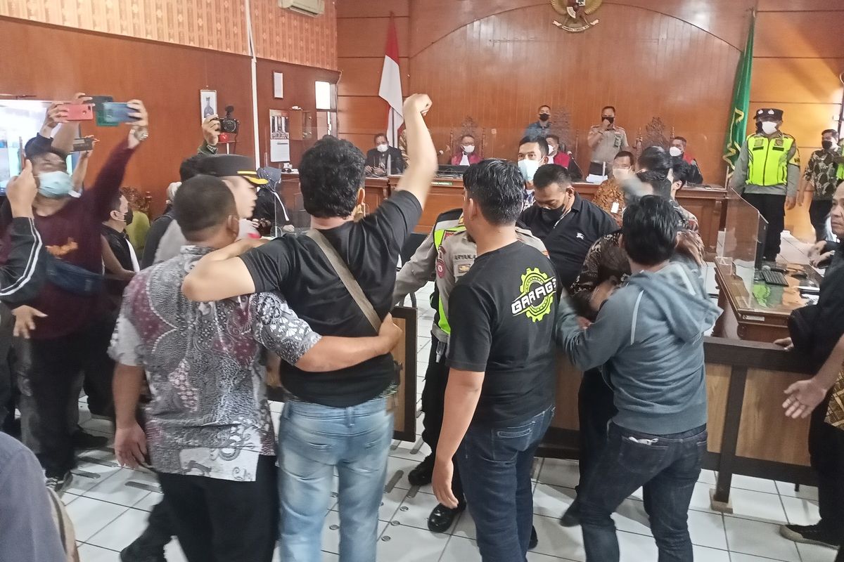 Sidang terdakwa kasus hoax platfrom investasi Binary Option Quotex dengan terdakwa Doni Muhammad Taufik alias Doni Salmanan berakhir ricuh. Para korban, yang tergabung dalam Paguyuban Doni Salmanan tak terima dengan putusan Majelis Hakim yang memutuskan terdakwa hanya di vonis 4 tahun penjara dan denda Rp 10 Miliar subsider 6 bulan.