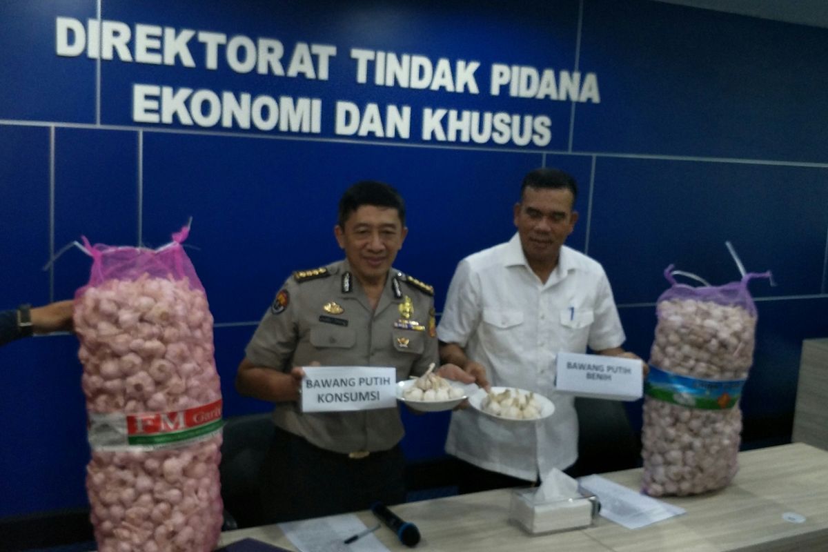 Bibit bawang putih sitaan yang dijual ke pasaran diperlihatkan oleh Wakil Direktur Tindak Pidana Ekonomi Khusus Bareskrim Polri 
