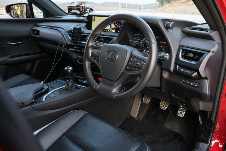Lexus RZ model transmisi sekuensial ini dilengkapi pedal kopling