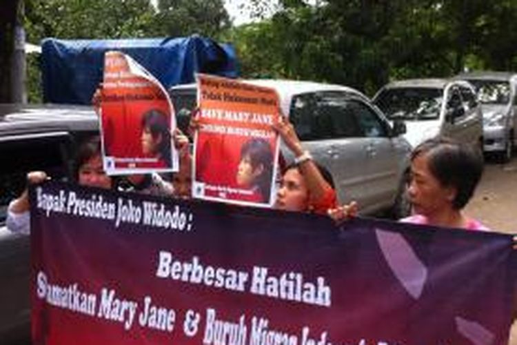 Warga Filipina melalui organisasi buruh migran dan gabungan pengacara Filipina berunjukrasa menolak eksekusi mati Mary Jane di depan Pelabuhan Wijayapura, Nusakambangan, Cilacap, Jawa Tengah, Minggu (26/4/2015) siang.