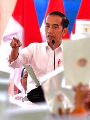 Presiden Joko Widodo berpidato dalam acara penyerahan sertifikat tanah untuk rakyat di Samosir, Sumut, Selasa (30/7/2019). Pemerintah membagikan 1000 sertifikat tanah kepada warga di tujuh kabupaten sekitar Danau Toba.