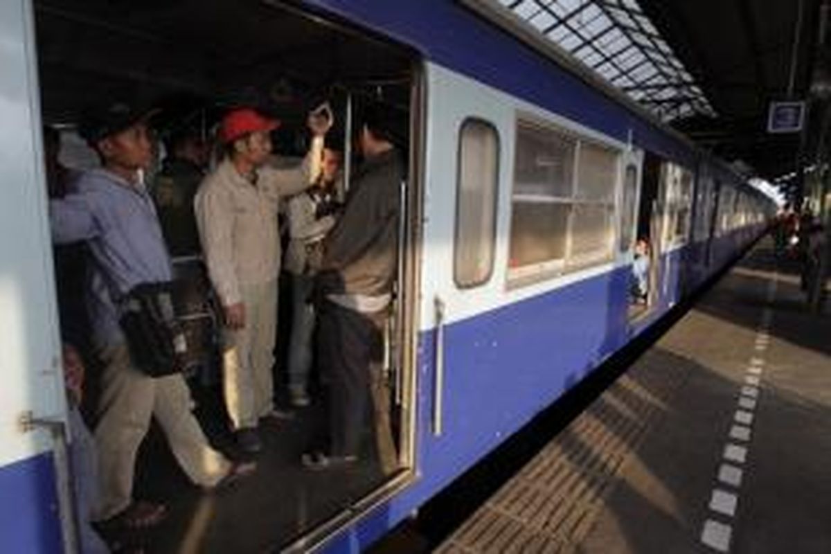 Penumpang naik ke atas KRL Commuterline tujuan Bogor, di Stasiun Gambir, Jakarta, Sabtu (2/7/2011).  