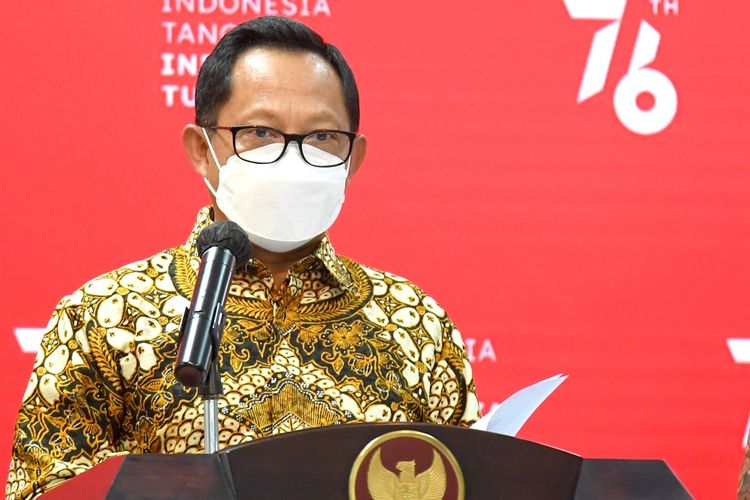 Menteri Dalam Negeri Tito Karnavian memberikan keterangan pers di Kantor Presiden, Jakarta, Senin (26/7/2021). Tito Karnavian berharap kepala daerah bisa menindaklanjuti tiga instruksinya tentang Perpanjangan PPKM 26 Juli - 2 Agustus 2021 dimulai dengan rapat koordinasi dalam Forum Koordinasi Pimpinan Daerah (Forkopimda) hingga mengeluarkan kebijakan melalui surat edaran atau instruksi gubernur/bupati/wali kota. ANTARA FOTO/Biro Pers Setpres/Rusman/Handout/wsj.