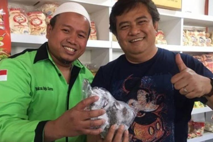 Duta Besar terpilih RI untuk Korea Selatan, Umar Hadi (kanan) berfoto bersama pemilik  Bakso Bejo Korea, Subandi (kiri) di Markas Bakso Bejo Korea, Pancheon, Rabu (25/5/2017).