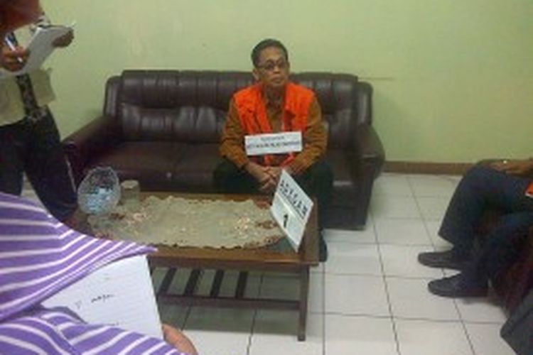 Setyobudi Tejocahyono menjalani adegan pertama rekonstruksi kasus suap hakim di dalam ruang kerja Wakil Panitera PN Bandung, Rabu (3/7/2013). Adegan tersebut menggambarkan pertemuannya pertama kali dengan  Toto Hutagalung. 
