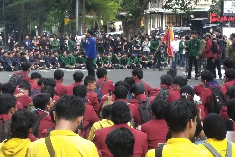 Mahasiswa Bandung Demo di DPRD Jabar, Tuntut Aspirasi Segera Ditindaklanjuti