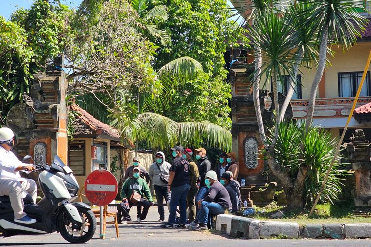 Sekelompok warga yang melarang jurnalis meliput kegiatan  People's Water Forum (PWF) sedang berjaga di depan gerbang masuk hotel di Denpasar, Bali, pada (21/5/2024)