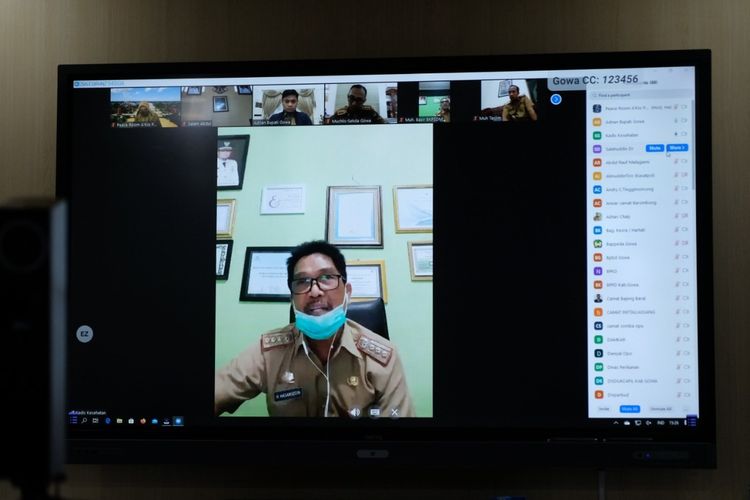 Kepala Dinas Kesehatan Kabupaten Gowa, Sulawesi Selatan, dr Hasanuddin tengah menggelar jumpa pers melalui video conference terkait salah satu petugas gugus depan covid-19 yang terpapar covid-19. Kamis, (4/6/2020).