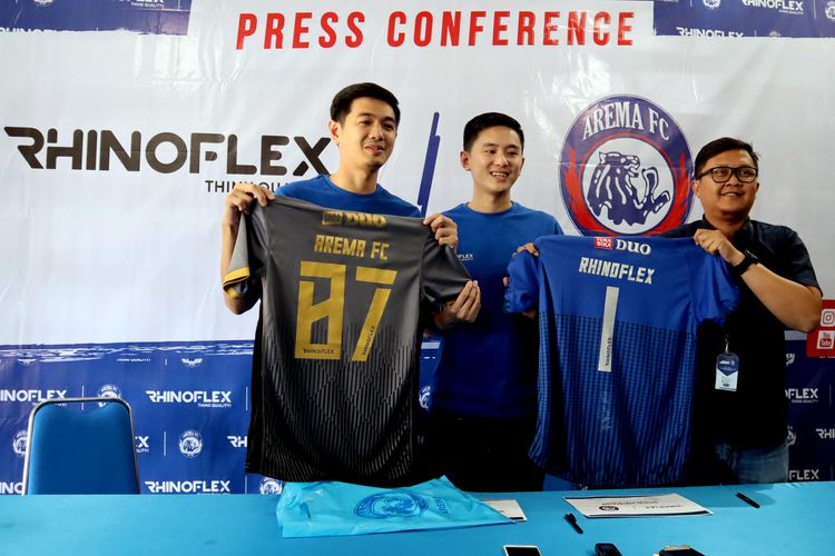 Manager Marketing Hendri (kiri) dan CEO Rhinoflex Herbit (tengah) beserta Manajer Store Arema FC, Tjiptadi Purnomo mengumumkan kerjasama dengan Arema FC untuk musim 2020 di Kantor Arema Malang, Jawa Timur, Sabtu (11/01/2020) siang.