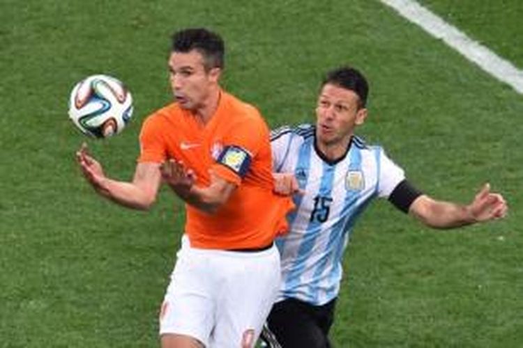 Striker Belanda, Robin van Persie (kiri), dikawal ketat bek Argentina, Ezequiel Lavezzi (kanan), pada laga semifinal Piala Dunia 2014 di Arena Corinthians, Sao Paulo, Rabu (9/7/2014).