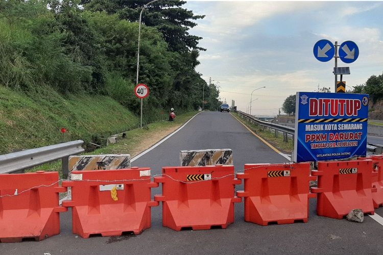 Pintu Exit Tol Jatingaleh Kota Semarang ditutup
