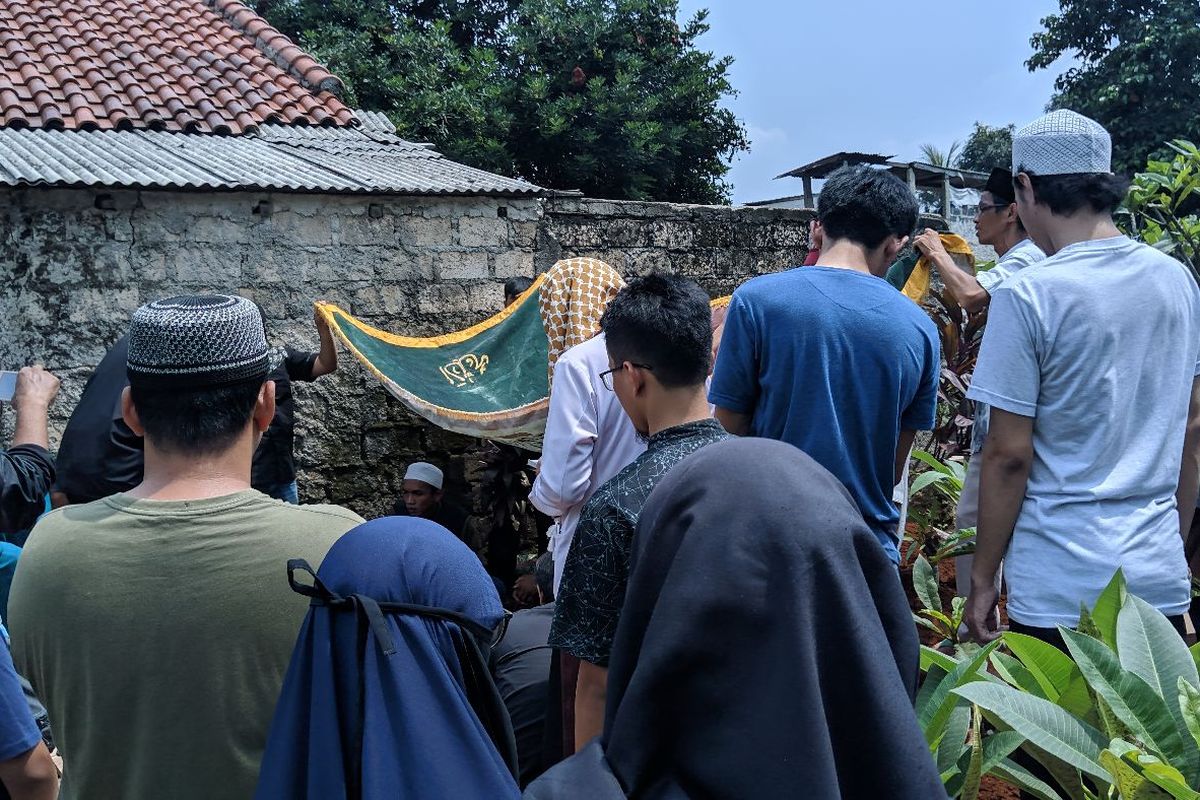 Prosesi pemakaman Nahruyati korban kecelakaan tanjakan Emen di TPU Rawa Tomplok, Depok, Jawa Barat, Minggu (19/1/2020).