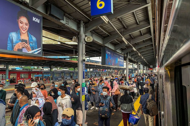 Penumpang saat turun dari kereta di Stasiun Tanah Abang di Jakarta, Jumat (18/2/2022). Pemerintah resmi menaikkan status PPKM Jabodetabek ke level 3 seiring dengan peningkatan kasus Covid-19.